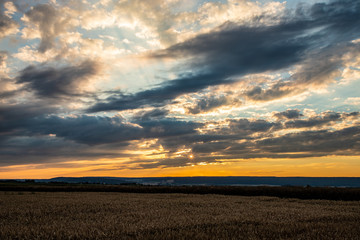 Sonneuntergang &uuml;berm Feld