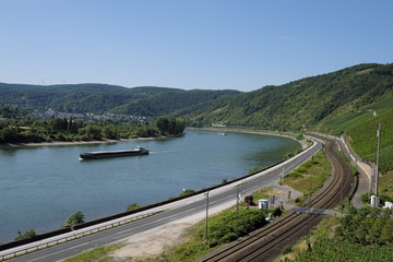 Blick vom Bopparder Hamm auf das Rheintal und Boppard im Welterbe Oberes Mittelrheintal - Stockfoto