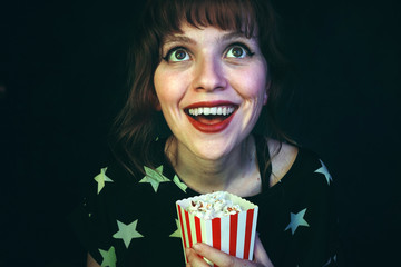 Chica disfrutando de una película en el cine