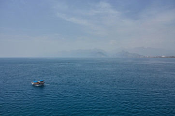 Obraz premium A ship with Taurus mountains in Antalya, Turkey