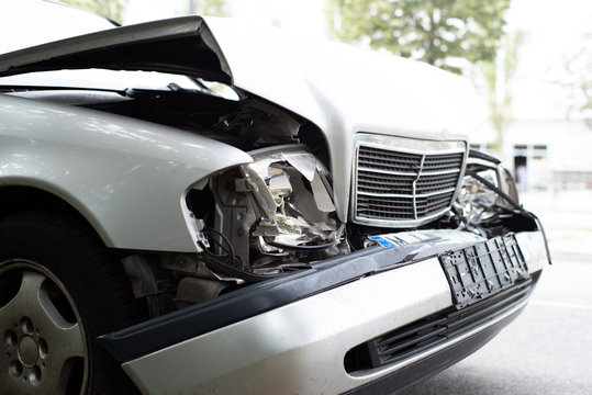 Unfallauto, Auto mit Frontschaden 