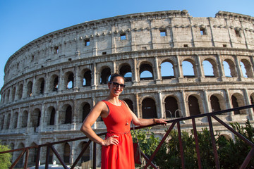 Fototapeta na wymiar Frau in der Abendsonne vor dem Kolosseum in Rom im Urlaub