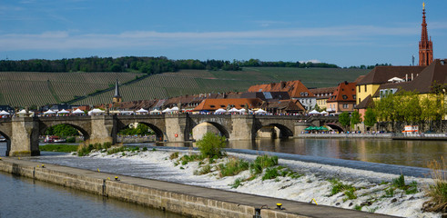 Obraz premium Mainbrücke in Würzburg in Bayern Panorama