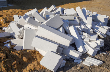 Haufen Bauschutt auf einer Baustelle