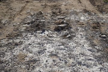 Boden auf einer Baustelle mit Resten von Beton