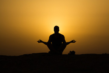 silueta namaste saludo al sol yoga karma ying yang meditacion adivinacion