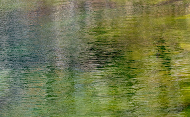 Agua con colores verdes, amarillos, negros y azules. Ideal para utilizar como imagen de fondo