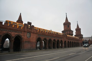 Fototapeta premium Oberbaum Bridge and the yellow suburban train