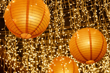 Obraz premium Amazing view of beautiful paper lanterns among white lights