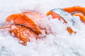 Papier Peint photo autocollant Poisson Filets de saumon crus frais sur glace