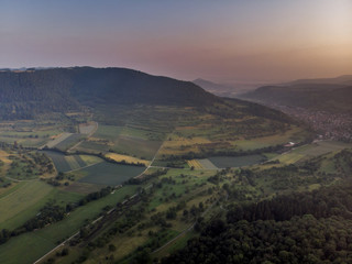 Naklejka premium Morgennebel über der Landschaft - Luftaufnahme