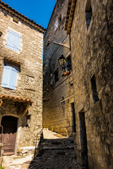 Fototapeta na wymiar Kleine schmale Gasse mit Kopfsteinpflaster in dem mittelalterlichen Dorf Balazuc an der Ardeche