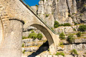 Alte Korbbogenbrücke über den Fluss Ardeche zur der kleinen Ortschaft Balazuc