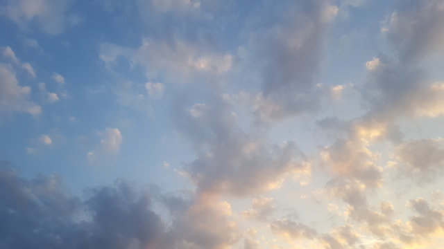 De avond valt schemer en wolken