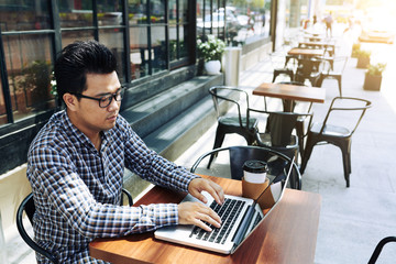 Obraz premium Young man busy with work