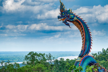 Fototapeta premium Riesige thailändische Naga Statue