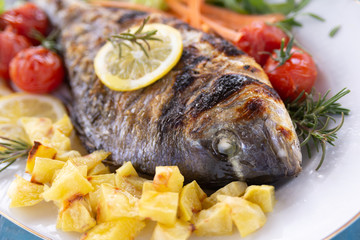 Orata arrosto con contorno di verdure