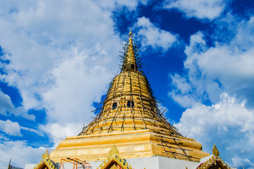 Fototapeta premium Repair big golden pagoda with blue sky background.