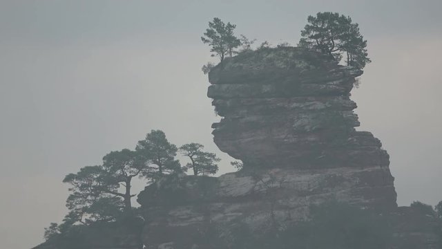 Felsformationen im Nebel, Sandsteinfelsen, Dahner Felsenland