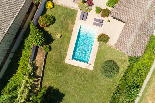 Luftbild eines Pools im Garten