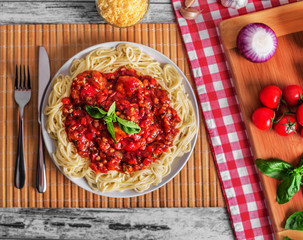 Spaghetti with sauce.