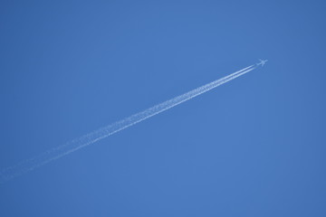 Kondensstreifen am blauen Himmel