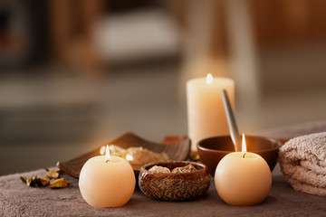 Obraz premium Burning candles on massage table in spa salon