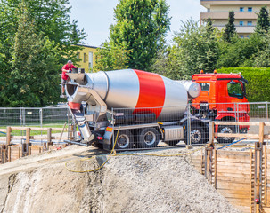 Betonmischer auf einer Großbaustelle