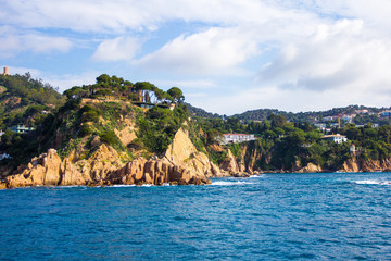 Naklejka premium beautiful view of rocky cliff and blue sea