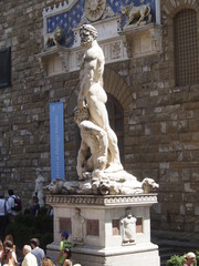 Italia, Toscana, Firenze, piazza della Signoria, statua di Ercole e Caco e palazzo Vecchio.