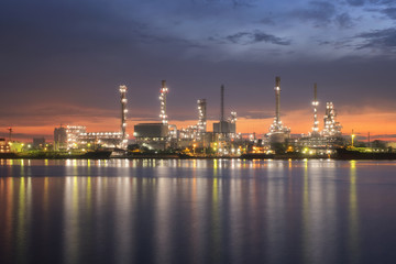 Fototapeta premium Oil refinery plant at twilight.