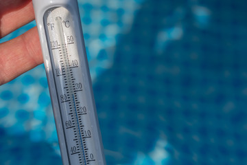 Sehr warmes Wasser in einem Pool durch Hitzeperiode im Sommer