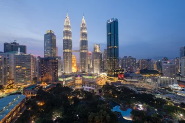 Foto auf Leinwand Blick von oben auf die Skyline von Kuala Lumpur im Morgengrauen © structuresxx