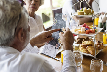 Family eating breakfast at a hotel - obrazy, fototapety, plakaty