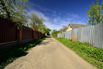 Просёлочная дорога за городом в ясный день