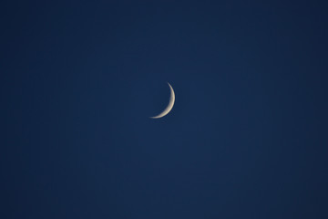 Obraz na płótnie Canvas croissant de lune, lune croissante dans le ciel de France
