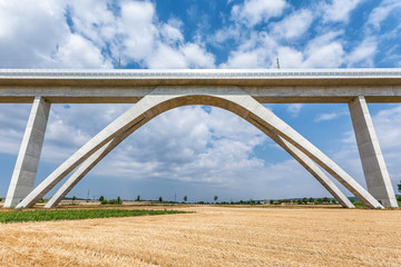 Riesiger Bogen als Stützpfeiler einer Eisenbahnbrücke