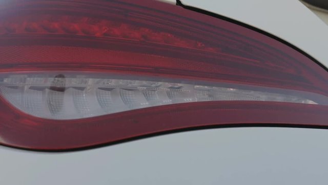Lampeggiante chiusura e apertura porte luci gialle auto bianca lussuosa e sportiva