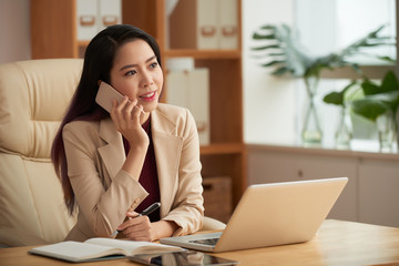 Obraz premium Business woman having phone call