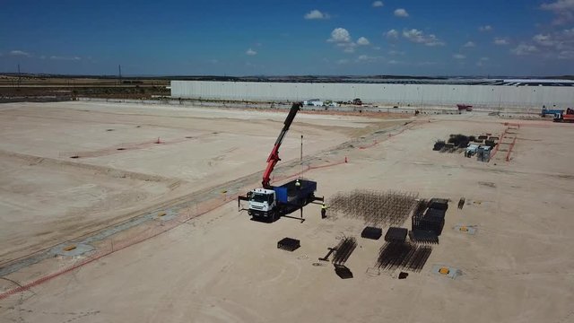 actividad en la obra, construcci&oacute;n de nave industrial,tomas aereas