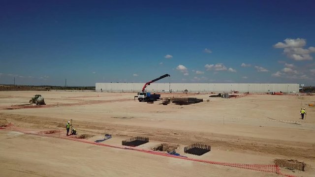 actividad en la obra, construcci&oacute;n de nave industrial,tomas aereas