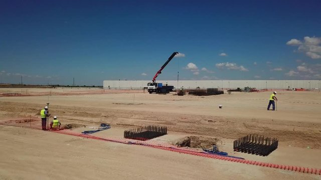 actividad en la obra, construcci&oacute;n de nave industrial,tomas aereas