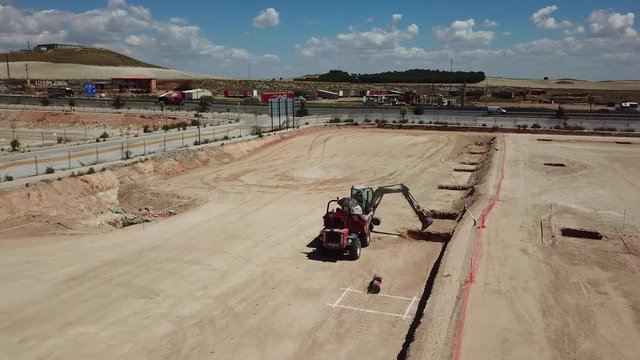 actividad en la obra, construcci&oacute;n de nave industrial,tomas aereas