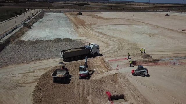 actividad en la obra, construcci&oacute;n de nave industrial,tomas aereas