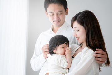 家族イメージ、赤ちゃんと両親