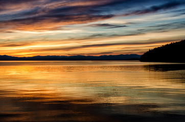 Naklejka premium Beautiful sunset above the sea and mountain