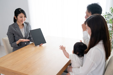 Obraz premium 赤ちゃんの保険を検討