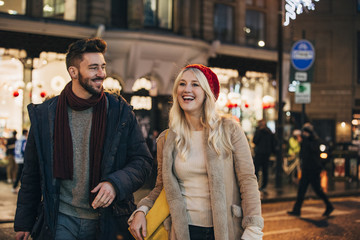 Fototapeta premium Couple Enjoying the Christmas Sales