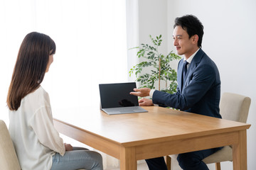 保険の営業イメージ、家