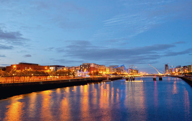 Obraz premium Samuel Beckett Bridge and the river Liffey in Dublin